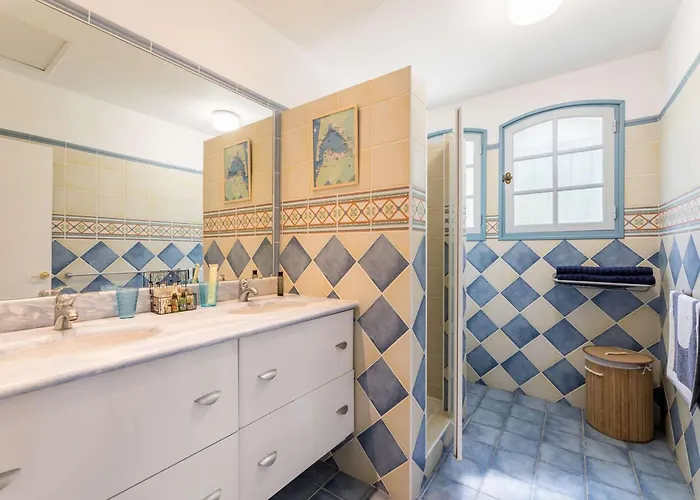 Charmante à La Vigne Avec Piscine - Fr-1-736-72 *